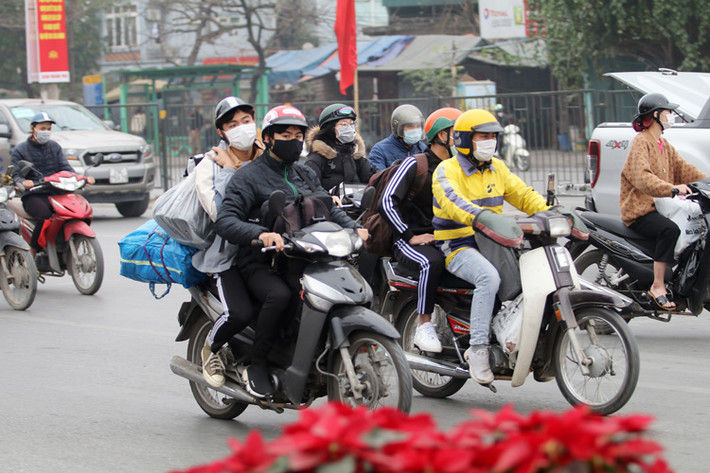 Do thời tiết không mưa, thời gian nghỉ dài, nhiều người đi xe máy về quê để có xe đi trong dịp Tết.