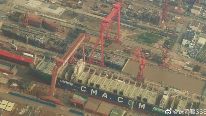 Việc hàng không mẫu hạm Type 003 của Trung Quốc đang dần thành hình, xưởng đóng tàu lại được đặt ngay ngoài trời, cho thấy rằng chắc chắn, phía Nga và Mỹ đã thu thập được đầy đủ hình ảnh về tàu sân bay này.