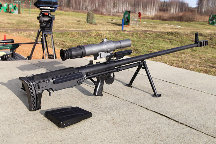 ASVK sử dụng thiết kế kiểu bullpup, với hộp tiếp đạn được đặt phía sau cò súng hoặc "tích hợp" vào báng súng.
