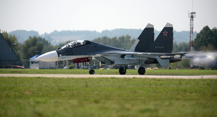 Tiêm kích Su-30SM là loại chiến đấu cơ hai động cơ, hai chỗ ngồi, được trang bị radar quét mảng pha cùng động cơ đẩy vector 3D hiện đại. Đây được coi là loại tiêm kích tối tân bậc nhất của Nga hiện nay.