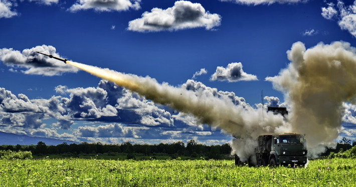 Theo trang The Guardian đăng tải, ít nhất đã có bốn quả rocket rơi xuống căn cứ Balad hôm thứ bảy vừa rồi. Công bố chính thức cho biết ít nhất có một người bị thương.