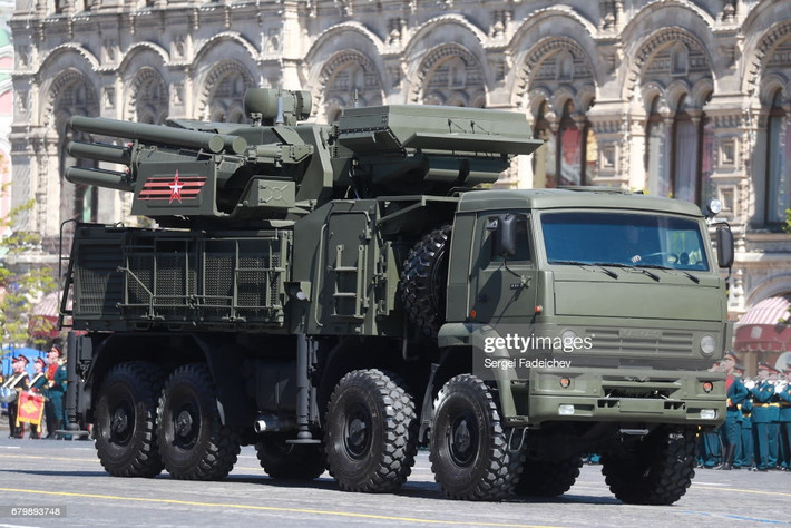 Trong quá khứ, Quân đội Iraq đã đặt hàng từ 42 cho tới tối đa 50 tổ hợp phòng thủ Pantsir của Nga, tuy nhiên hợp đồng này sau đó đã bị hủy bỏ do nguy cơ tham nhũng từ phía chính quyền Iraq.