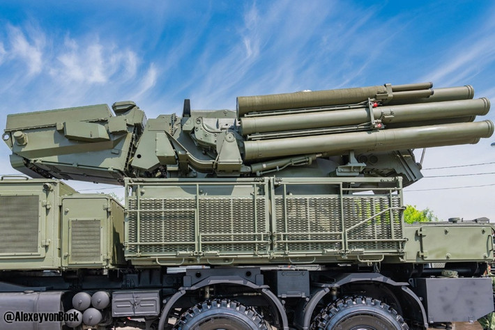 Theo truyền thông địa phương, nhiều quả rocket nhắm tới căn cứ quân sự Balad đã bị bắn hạ ngay trên không.