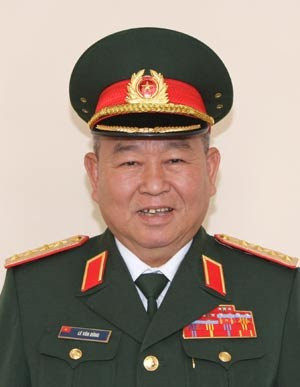 Năm 2007, đồng chí Lê Văn Dũng cùng đồng chí Phùng Quang Thanh được phong quân hàm Đại tướng. Đồng chí Lê Văn Dũng từng giữ chức vụ Chủ nhiệm Tổng cục chính trị và Tổng tham mưu trưởng.