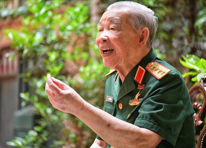 Đồng chí Nguyễn Quyết được phong quân hàm Đại tướng năm 1990 và là Đại tướng thứ 8 của Quân đội Nhân dân Việt Nam. Đồng chí từng giữ các chức vụ Chủ nhiệm Tổng cục Chính trị và Phó Chủ tịch Hội đồng Nhà nước.