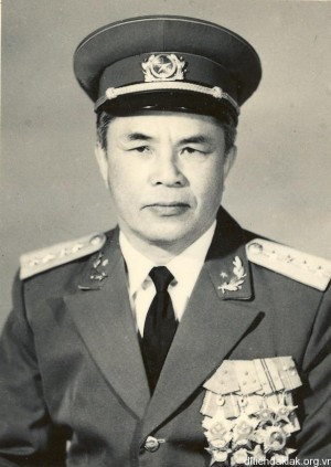 Cũng được phong quân hàm Đại tướng trong năm 1990 là đồng chí Đoàn Khuê. Tướng Đoàn Khuê từng giữ chức vụ Bộ trưởng Bộ Quốc phòng giai đoạn 1991 - 1997.