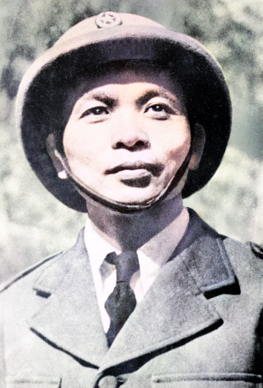 Vị Đại tướng đầu tiên và cũng là Anh cả của Quân đội Nhân dân Việt Nam, là Đại tướng Võ Nguyên Giáp. Đồng chí Võ Nguyên Giáp được phong quân hàm Đại tướng năm 1948.
