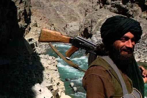 Đây không phải là một cáo buộc không có căn cứ. Trong thời gian Taliban tiến hành tấn công trên toàn lãnh thổ Afghanistan, nhiều hình ảnh vệ tinh đã cho thấy, ít nhất 50 máy bay, trực thăng các loại của quân đội Afghanistan bay sang Uzbekistan di tản.