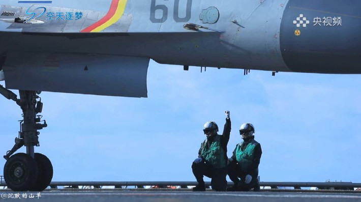 Với việc sở hữu dàn vũ khí sơ sài, tàu sân bay Sơn Đông của Trung Quốc chỉ có thể trông chờ vào sự bảo vệ của dàn tàu chiến mặt nước và chiến đấu cơ. Tuy nhiên số lượng chiến đấu cơ mà Sơn Đông mang theo được, lại rất ít ỏi.