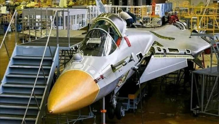 Trong khi đó tiêm kích tàng hình F-22 của Mỹ đã bay hơn 20 năm trên bầu trời, chiến đấu cơ F-35 đang sản xuất hàng loạt và đã giao hàng trên 500 chiếc với tính năng đầy đủ, còn Su-57 dự kiến sau năm 2025 mới có động cơ giai đoạn hai.