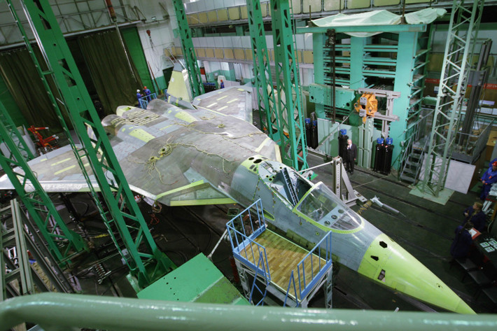 Tiêm kích tàng hình Su-57 theo đánh giá có khả năng cơ động cực tốt và sở hữu khoang chứa vũ khí rộng rãi, kết hợp ưu thế của cả hai loại máy bay chiến đấu là Su-27 và F-22, nó thực sự là phương tiện tác chiến rất đáng gờm.