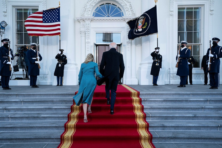 "Việc Tổng thống Biden bước vào một Phòng Bầu dục trông giống nước Mỹ và bắt đầu cho thấy ông sẽ là một tổng thống như thế nào là điều quan trọng", Ashley Williams, Phó giám đốc phụ trách hoạt động Phòng Bầu dục, nói với Washington Post. Ảnh: Reuters.