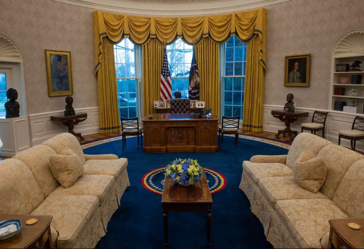 Rèm cửa vàng màu nhạt dưới thời Tổng thống Trump được thay bằng màu vàng đậm hơn, giống rèm được treo trong Phòng Bầu dục của Tổng thống Bill Clinton. Tấm thảm màu xanh mới cũng giống thời ông Clinton, trong khi bàn làm việc thời ông Trump được giữ lại. Ảnh: Washington Post.