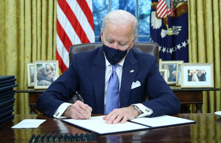 Ông Biden đã cho loại bỏ tranh chân dung Tổng thống Andrew Jackson mà ông Trump từng treo. Ông Jackson nổi tiếng với việc thông qua Đạo luật Di dời Thổ dân, dẫn đến cái chết của hàng nghìn cư dân bản địa tại Mỹ và buộc hàng chục nghìn người khác phải chuyển đi nơi khác để nhường chỗ cho người da trắng trong những năm 1838-1839. Ảnh: Reuters.