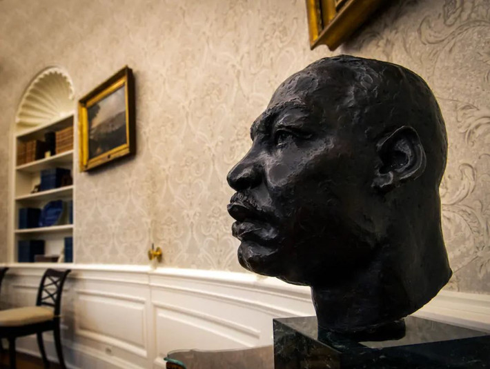 Tượng mục sư Martin Luther King Jr. và Robert F. Kennedy (không xuất hiện trong ảnh), người từng là bộ trưởng Tư pháp, được đặt hai bên lò sưởi. Ông Biden thường nhắc đến ảnh hưởng của hai nhân vật này đối với nước Mỹ trong phong trào dân quyền những năm 1950-1960. Ảnh: Washington Post.