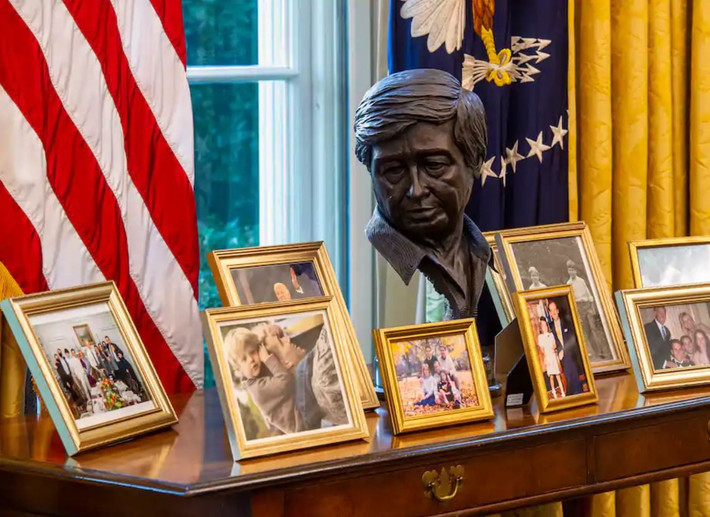 Cùng với đó, đội ngũ của ông Biden cũng bài trí các bức ảnh gia đình của ông Biden và bức tượng Cesar Chavez - nhà hoạt động dân quyền gốc Latin nổi tiếng nhất tại Mỹ. Ảnh: Washington Post.