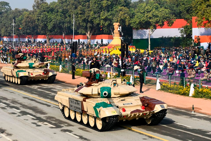 Xe tăng T-90 phiên bản nội địa do Ấn Độ tự sản xuất dựa trên chuyển giao công nghệ từ phía Nga xuất hiện trong cuộc duyệt binh.