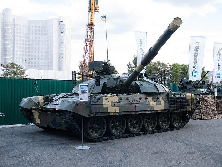 Loại xe tăng xịn nhất mà Ukraine sử dụng để đối đầu với Kiev chỉ là dòng T-72. Theo ước tính, Ukraine hiện đang có tổng cộng khoảng 700 chiếc xe tăng chủ lực T-72. Ảnh: T-72AMT với ngoại hình như xe tăng T-80.
