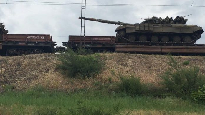 Các phương tiện thiếp giáp này được kéo tới Donbass bằng tàu hỏa và thậm chí còn không được che chắn. Đây có thể coi là bằng chứng cho sự quyết tâm của Ukraine trong thời điểm hiện tại.