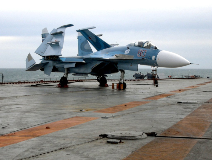Trong khi đó, thiếu đi tàu sân bay sẽ khiến tiêm kích hạm Su-33 không thể xuất hiện được ở những vùng nước xanh - nơi mà đáng lẽ ra, sức mạnh của nó sẽ được phát huy tối ưu, khi mà mọi loại máy bay khác của không quân Nga và đối thủ, để không thể cất cánh từ đất liền để vươn tới được.