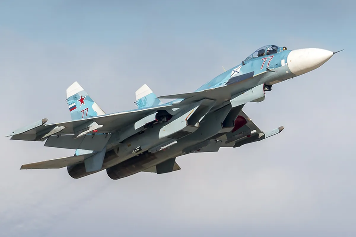 Truyền thông Mỹ cho biết, tình hình của tiêm kích hạm Su-33 trong biên chế không quân hải quân Nga, đang rất "hiểm nghèo". Cụ thể, tàu sân bay duy nhất của Nga đã nằm cảng sửa chữa 4 năm liền, nên tới nay, các tiêm kích hạm này gần như không có đất dụng võ.