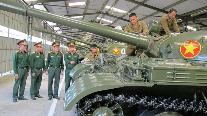 Ngoài ra, phiên bản T-55M của Liên Xô còn có cải tiến ở tháp pháo chính, quan trọng nhất là hệ thống ổn định hai trục, cho phép xe có thể vừa di chuyển chậm, vừa khai hỏa với độ chính xác tương đối. Nguồn ảnh: TL.