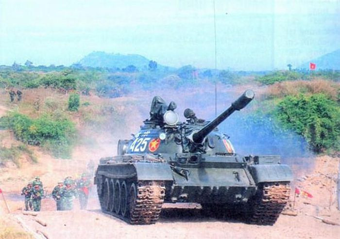 Để có thể phóng được tên lửa chống tăng 9M117 Bastion, các xe tăng T-55 của Liên Xô cần được nâng cấp lên chuẩn T-55M với một vài trang bị thiết yếu, chủ yếu phục vụ cho việc triển khai tên lửa chống tăng qua nòng pháo chính. Nguồn ảnh: TL.