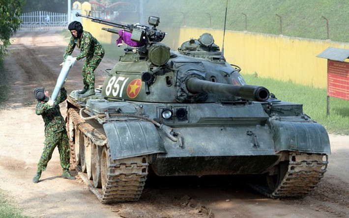 Cụ thể, so với phiên bản T-55 mà Việt Nam sở hữu, T-55M có các nâng cấp đáng kể phục vụ cho việc phóng tên lửa qua nòng pháo chính, các nâng cấp này bao gồm hệ thống điều khiển hỏa lực đời mới và thiết bị đo xa bằng laser. Nguồn ảnh: TL.