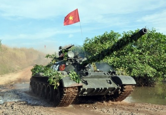 Sau khi khai hỏa khỏi nòng pháo xe tăng T-55M khoảng 1,5 giây, tên lửa chống tăng 9M117 Bastion sẽ khởi động hệ thống phóng của mình, bay tối đa 4000 mét trong vòng 12 giây. Tên lửa sẽ tự hủy sau 26 giây bất kể ngòi nổ có được kích hoạt hay không. Nguồn ảnh: TL.