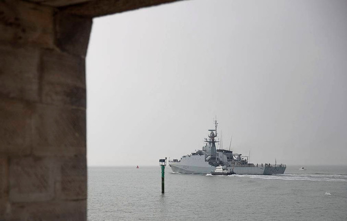 Truyền thông Nga cho biết, ngay sau khi tàu chiến HMS Trent của Anh tiến vào khu vực biển Đen, các tàu chiến thuộc Hạm đội Biển Đen của Nga đã áp sát, "hộ tống" tàu tuần tra cỡ nhỏ này của London.