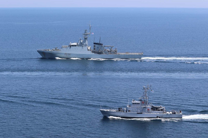 Trước đó, tàu khu trục HMS Defender của Hải quân Hoàng gia Anh đã bị các tàu chiến và máy bay chiến đấu của Nga tiếp cận. Nguồn tin từ phía Nga còn khẳng định máy bay của nước này đã nổ súng ngắn chặn tàu chiến Anh.