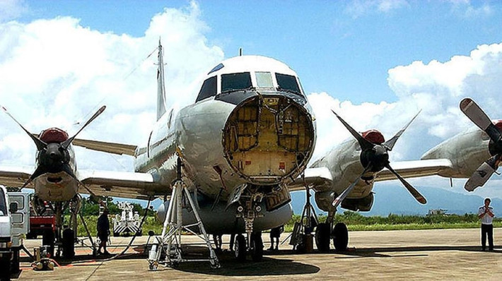 Hai phi cơ của Trung Quốc áp sát ở cự ly quá gần và đã bị chiếc trinh sát cơ EP-3 của Mỹ va phải. Vụ va chạm đã khiến một chiếc J-8II của Trung Quốc rơi tại chỗ.