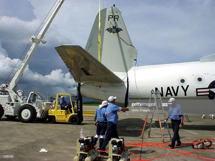 Sau khi va chạm với tiêm kích Trung Quốc, bản thân chiếc EP-3 của Mỹ cũng bị hư hỏng nặng. Ngay sau vụ việc, phi hành đoàn chiếc Mỹ đã gửi tín hiệu cầu cứu.