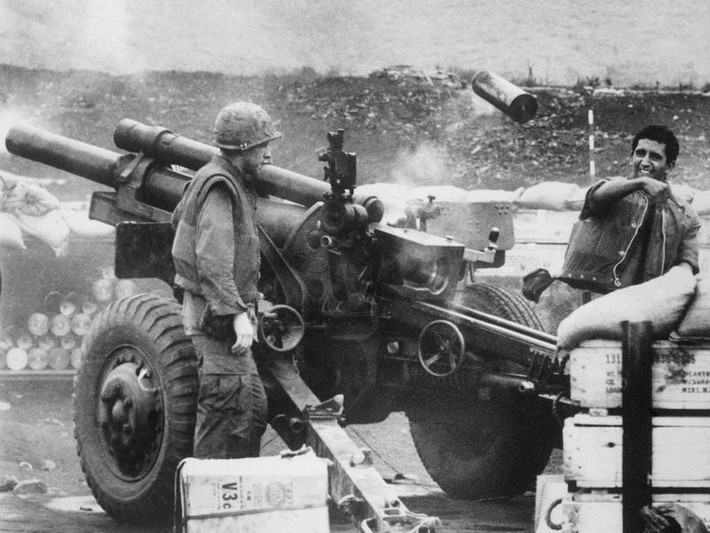 Thủy quân Lục chiến Mỹ ở căn cứ Khe Sanh sử dụng pháo 105mm để phản pháo lại hỏa lực của quân giải phóng.