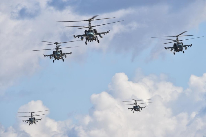 Ka-52 được trang bị hệ thống điện tử hàng không hiện đại, hỏa lực mạnh. Chúng được vũ trang pháo tự động 30 mm, 6 điểm treo hai bên cánh có thể mang theo 2 tấn vũ khí các loại, gồm 12 tên lửa chống tăng 9K121 Vikhr, 4 bom 250 kg, hoặc 80 rocket không điều khiển S-8.
