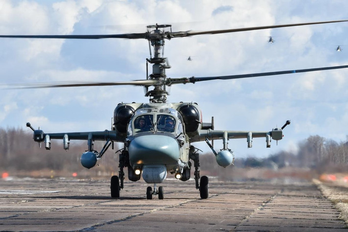 Trực thăng tấn công Ka-52 Alligator là phiên bản 2 chỗ ngồi song song được phát triển từ Ka-50, do Phòng thiết kế Kamov phát triển.
