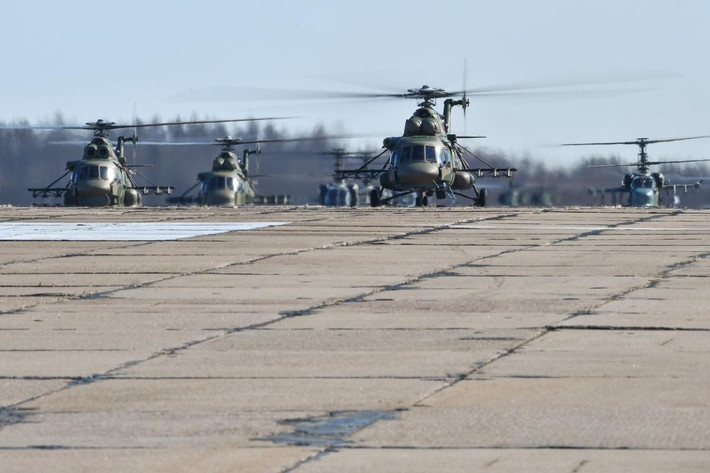 Mi-171 có thể chở theo 24 binh sĩ, 12 cáng thương binh hoặc 4 tấn hàng hóa bên trong, hoặc 5 tấn treo bên ngoài.