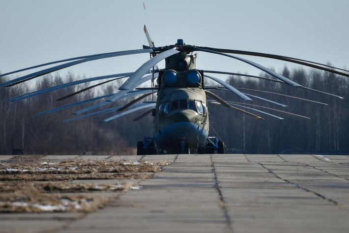 Trực thăng Mi-26 có thể chở theo 90 binh sĩ, hoặc 60 cáng thương binh, hoặc 20 tấn hàng hóa. Thậm chí trực thăng Mi-26 có khả năng cẩu cả các tiêm kích hạng nhẹ bị hư hỏng khi cần di chuyển để sửa chữa.