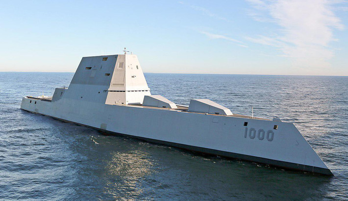 Nỗi lo ngại càng lớn hơn khi một số người so sánh nó với tiêm kích tàng hình F-35, mẫu máy bay đắt tiền nhất trong lịch sử quân sự Mỹ, nhưng lại không thể hoạt động trong thời tiết mưa bão do không chống được sét. Tuy nhiên, đợt thử nghiệm trên biển của Zumwalt đã bác bỏ các hoài nghi đó.