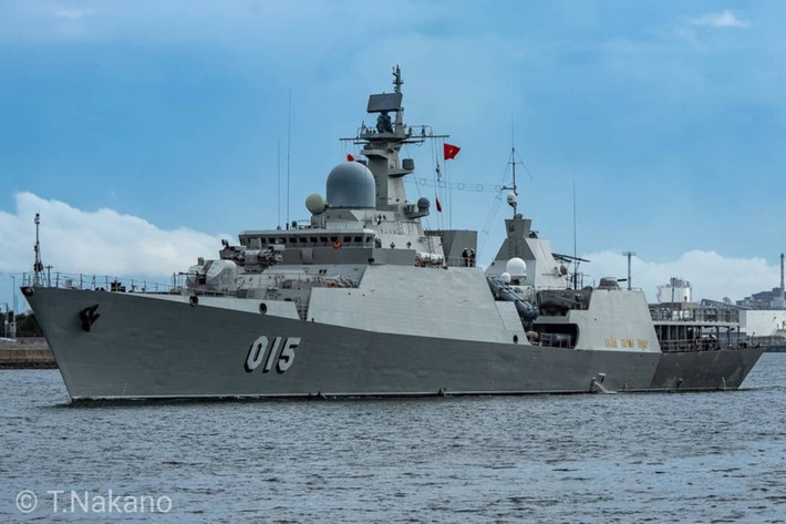 Đây là hai trong số 4 tàu chiến lớp Gepard 3.9 mà Hải quân Việt Nam đang sở hữu. Tàu có thiết kế rất đặc biệt, với cấu trúc thượng tầng và lườn được vát cạnh tối đa, tránh những đường không liền mạch, giúp giảm phản xạ radar.