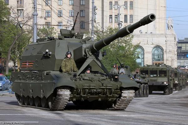 Trang Defense Express của Ukraine nhận định, theo truyền thống, Moskva sẽ gửi nhiều loại vũ khí hiện đại của mình trước tiên tới các quân khu phía Nam và phía Tây. Trong số những loại vũ khí được triển khai lần này có tổ hợp siêu pháo tự hành 2S35.