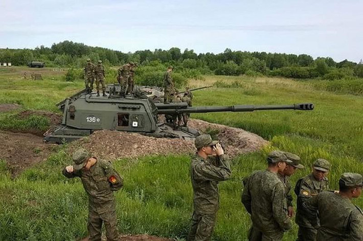 Không chỉ có vậy, lực lượng vũ trang của Cộng hòa nhân dân Donest và Lugansk tự xưng (DPR và LPR) cũng được cho là nằm dưới sự quản lý và được bao bọc bởi tập đoàn quân hùng mạnh nói trên.