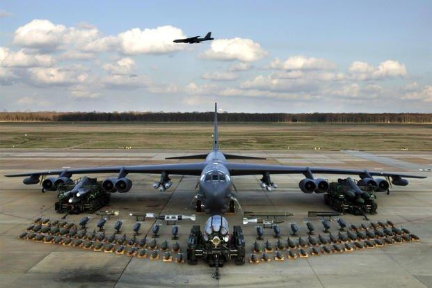 Đại tá Không quân Mỹ Mark Ganzinger đã viết về điều này trong một bài báo đăng tải trên trang Defense News. Theo ông Ganzinger, nguyên nhân là bởi Bộ Quốc phòng Mỹ đã chọn sai hướng phát triển cho các lực lượng vũ trang.
