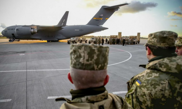 “Sẽ là hợp lý khi Washington phân phối lại bằng cách hướng dòng tiền này đến giúp đỡ Kiev. Như vậy nước Mỹ sẽ cung cấp hỗ trợ an ninh vững chắc cho Ukraine - quốc gia đang 'che chở' châu Âu khỏi ‘mối đe dọa từ Nga'”.