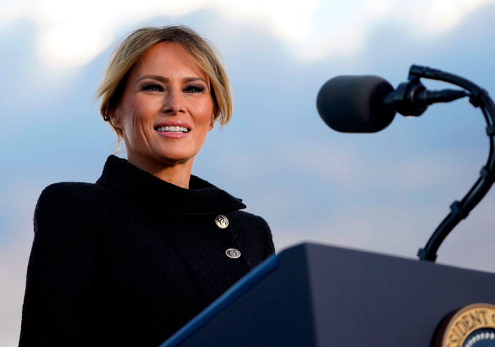 Bà Melania Trump có bài phát biểu chào mừng dành tặng Jill Biden - phu nhân Tổng thống Joe Biden. Tuy nhiên ông Donald Trump lại không có lời chào mừng nào cho Joe Biden.