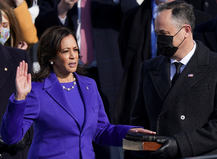 Bà Kamala Harris đọc lời tuyên thệ nhậm chức Phó Tổng thống Mỹ.