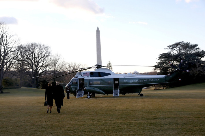 Đêm 20 rạng sáng ngày 21/1/2021, lễ nhậm chức của ông Joe Biden đã chính thức diễn ra, trong khi đó người tiền nhiệm của ông là Donald Trump đã từ bỏ mọi nghi thức theo truyền thống, lặng lẽ rời Điện Capitol.