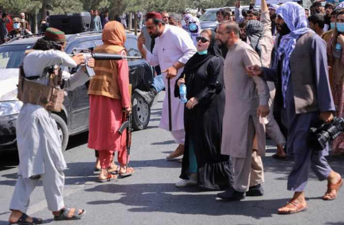 Chưa dừng lại ở đó, Taliban còn áp dụng bộ luật hà khắc của Hồi giáo vào việc cai trị xã hội Afghanistan, khi tuyên bố thẳng thừng rằng những kẻ trộm, sẽ bị trừng phạt bằng cách chặt tay.