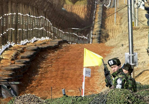 Ranh giới DMZ hay còn biết tới với cái tên Khu phi quân sự Bán đảo Triều Tiên, thực chất lại là nơi có sự canh gác cẩn mật nhất thế giới, suốt kể từ khi nó ra đời vào năm 1953 cho tới nay.