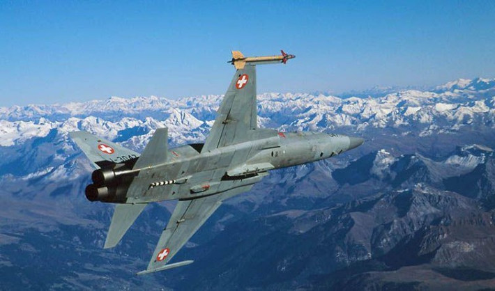 F-5E có phi hành đoàn một người, chiều dài của máy bay là 14,4m, sải cánh 8,13m, chiều cao 4,08m.